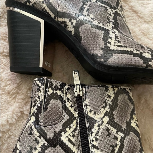 Faux Snakeskin Boots Size 8 - Picture 2 of 4